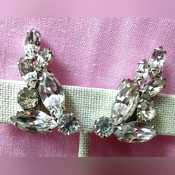 1950's Weiss Rhinestone Earrings - Picture 1 of 4
